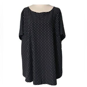 Ava & Viv Black and White Geometric Button Back Blouse